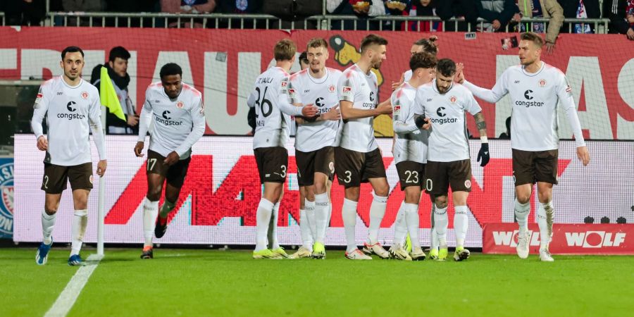 Spitzenreiter St. Pauli konnte die zweitplatzierten Kieler auf sechs Punkte distanzieren.