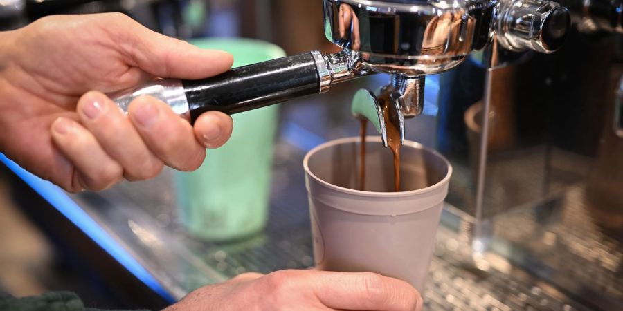 Mehrweg-Becher zum Mitnehmen sind die umweltfreundlichere Alternative für den Kaffee unterwegs.