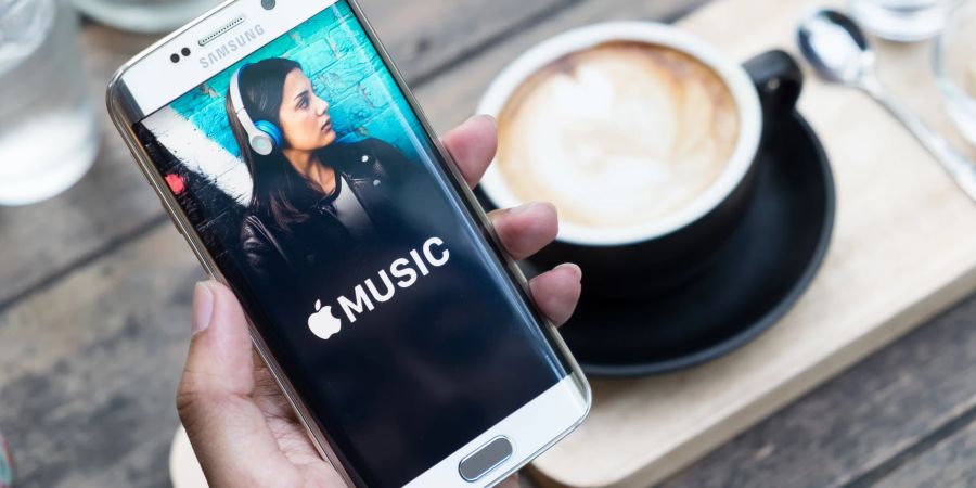 Zu Apple Music gehört der Internetradiosender Apple Music 1, der täglich in über 200 Ländern ausgestrahlt wird.