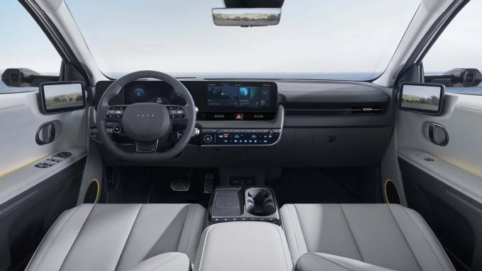 Das Cockpit orientiert sich jetzt mehr am 6er: Das Lenkrad hat integrierte Ladestand-LEDs und es gibt mehr Schnellwahl-Tasten Hyundai Ioniq 5 Facelift