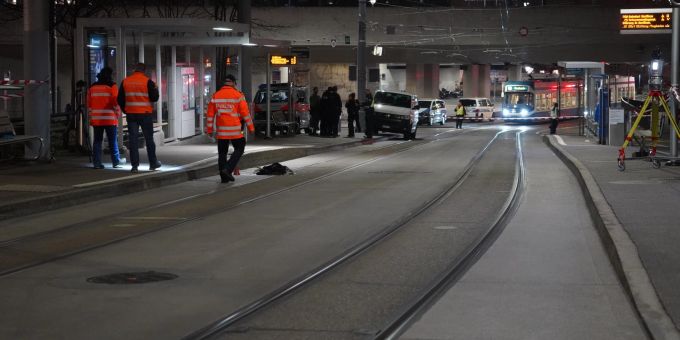 Oerlikon Ost ZH - Passantin (56) bei Unfall mit Tram schwer verletz