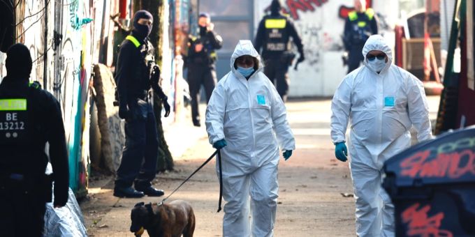 In Berlin wird auch am Sonntag mit Hochdruck nach den Ex-RAF-Mitgliedern gesucht. Suchmassnahmen Berlin Fahndung RAF