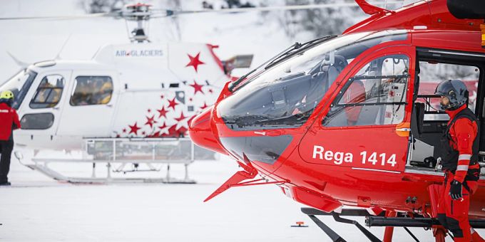 Rettungshelikopter von Air-Glaciers (links) und Rega bei einer Übung im Outdoor. (Archivbild) Outdoor
