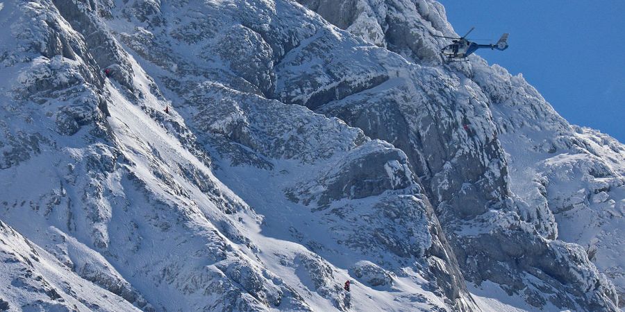 Bergretter suchen am Hochkalter bei Ramsau unter schwierigen Bedingungen nach einem 24-jährigen Bergsteiger.
