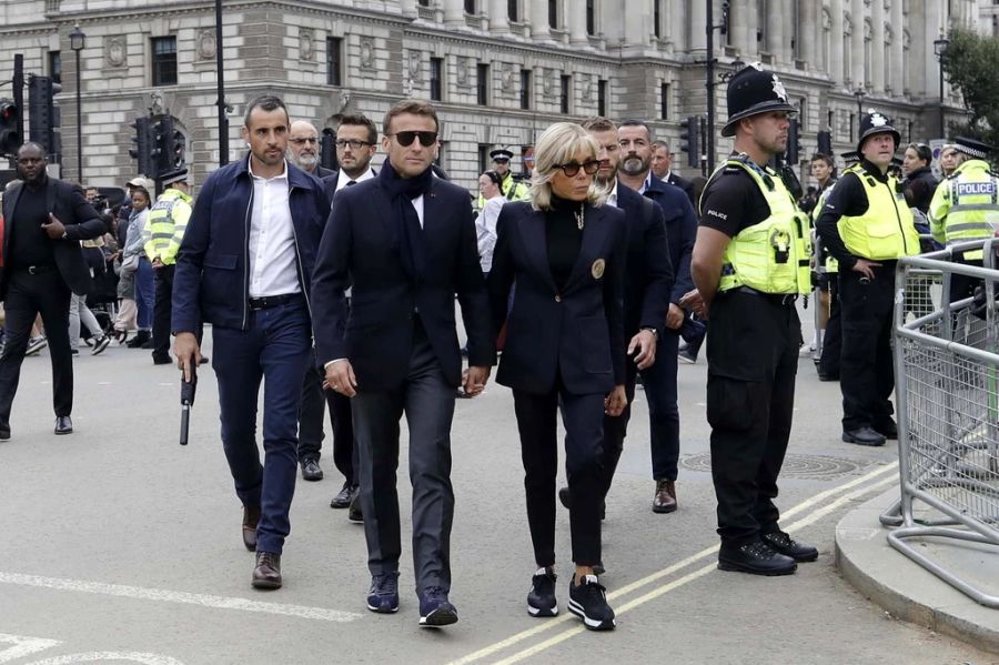 Frankreichs Staatspräsident Emmanuel Macron und seine Frau Brigitte auf dem Weg ins Londoner Parlament.