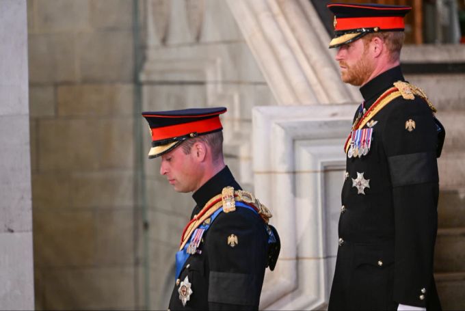 Auf der Uniform von Prinz William (l.) sind die Initialen der Königin «ER» zu sehen. Bei Prinz Harry fehlen sie auf der Schulter. Prinz Harry