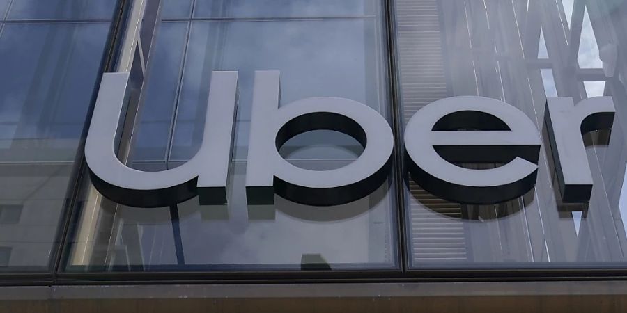 Uber-Schweiz-Chef Jean-Pascal Aribot hat ein neues Anstellungs-Modell für den Fahrdienst angekündigt: Fahrer sollen entweder über eine Partnerfirma angestellt werden und so auch Sozialleistungen zahlen - oder weiter «unabhängig» fahren. (Archivbild)