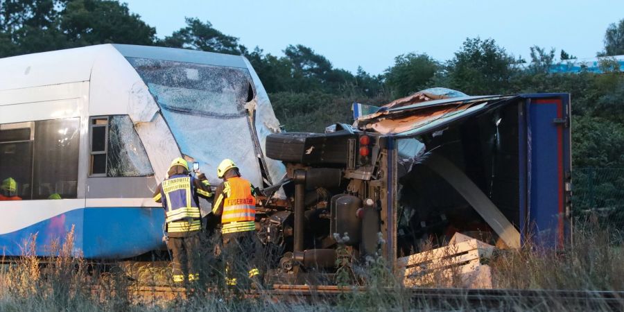 Bei einem Zusammenstoss von Zug und LKW auf der Insel Usedom gab es mehrere Verletzte.