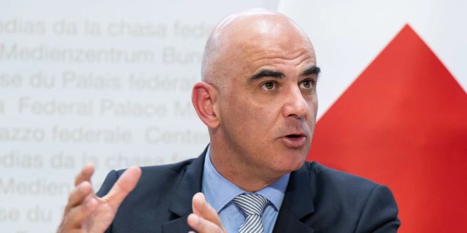 Anstieg um 6,6%! - Alain Berset rechtfertigt Prämienschock im Interview