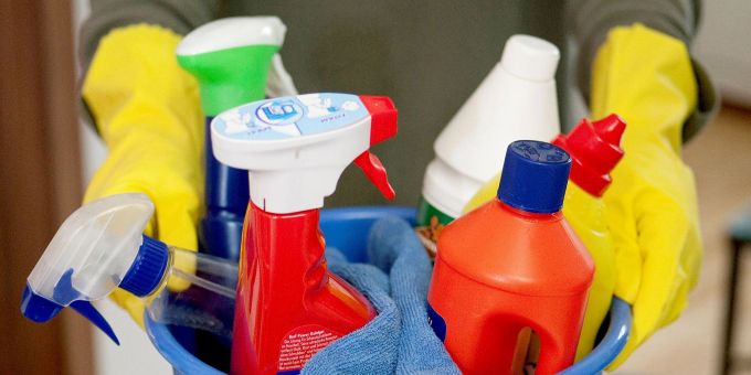 Putzmittel und Reiniger im Haushalt sollte man nicht umfüllen und nicht mischen - sonst droht Gefahr. Putzmittel und Reiniger im Haushalt sollte man nicht umfüllen und nicht mischen - sonst droht Gefahr.