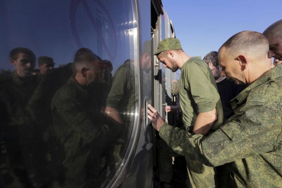 In einem russischen Militärzug grassiert laut einem Armee-Angehörigen das Coronavirus. (Symbolbild)