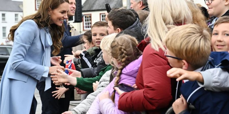 Eine Frau giftete Prinzessin Kate (l.) in Belfast an.