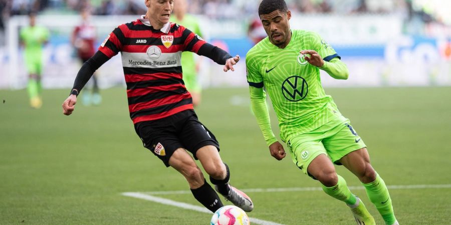 Der Wolfsburger Paulo Otavio (r) im Laufduell mit Chris Führich.