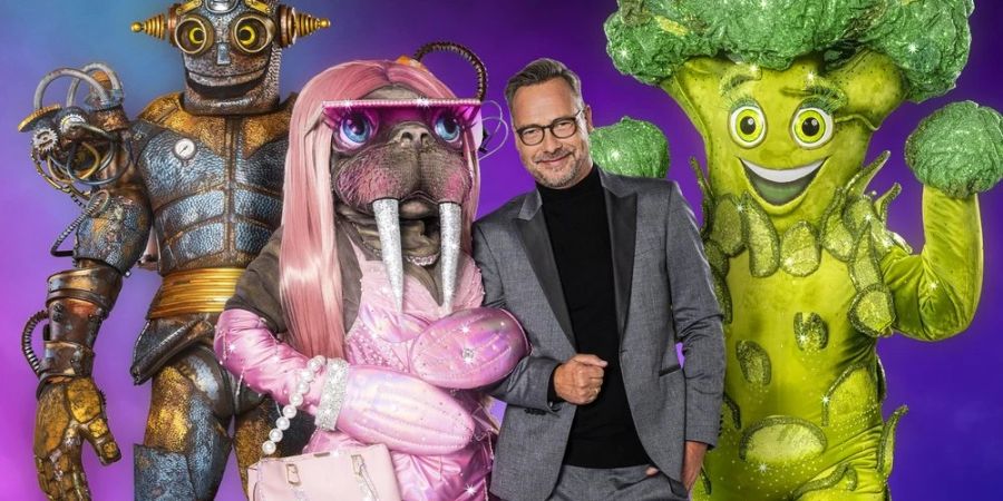 «The Masked Singer»: Moderator Matthias Opdenhövel mit NoName, dem Walross und dem Brokkoli.