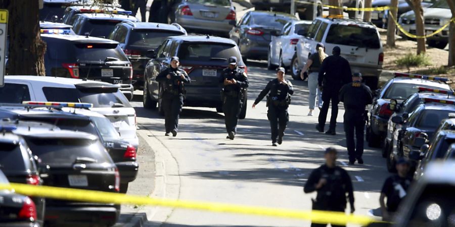 Polizeibeamte verschiedener Behörden sind nach Schüssen auf einem Schulgelände im Einsatz. Foto: Ray Chavez/Bay Area News Group/AP/dpa - ACHTUNG: Nur zur redaktionellen Verwendung und nur mit vollständiger Nennung des vorstehenden Credits