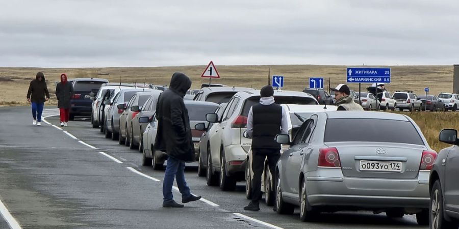 An der Grenze zu Kasachstan hat sich eine kilometerlange Schlange aus Männern im wehrpflichtigen Alter gebildet. Foto: Uncredited/AP/dpa