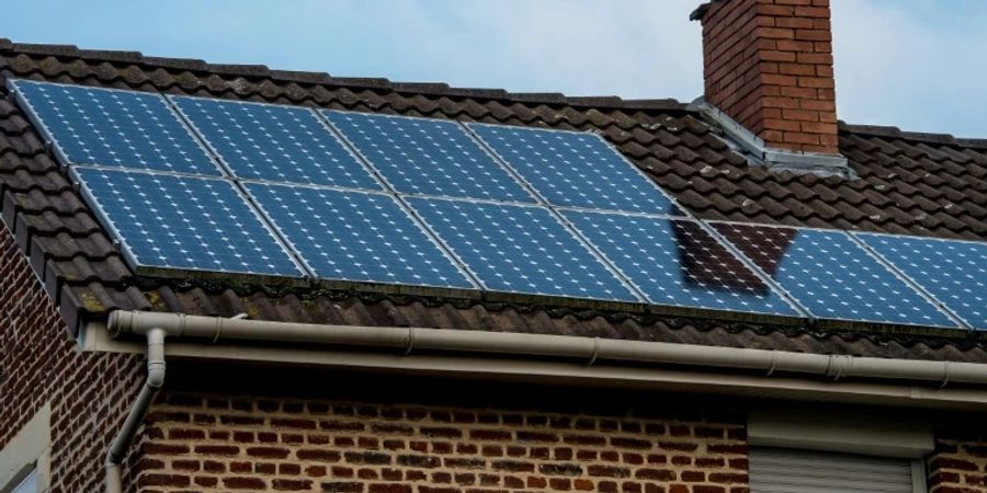 Haus mit Solaranlage auf dem Dach in Frankreich