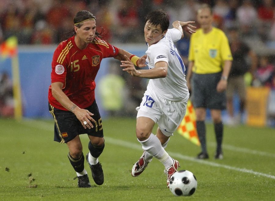 Dinijar Biljaletdinow (r.) im Einsatz gegen Spaniens Sergio Ramos im Jahr 2008.