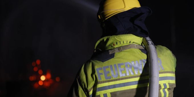 Ein Feuerwehrmann im Einsatz. (Symbolbild) feuerwehr