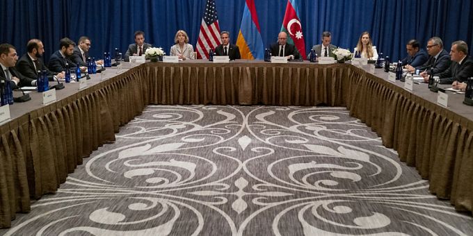 Antony Blinken (M), Aussenminister der USA, trifft sich in New York mit einer armenischen Delegation, darunter Aussenminister Ararat Mirsojan (l) und einer aserbaidschanischen Delegation, darunter Aussenminister Jeyhun Bayramov. Foto: Craig Ruttle/AP pool/dpa Antony Blinken (M), Aussenminister der USA, trifft sich in New York mit einer armenischen Delegation, darunter Aussenminister Ararat Mirsojan (l) und einer aserbaidschanischen Delegation, darunter Aussenminister Jeyhun Bayramov. Foto: Craig Ruttle/AP pool/dpa