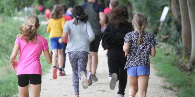 Schüler beim Waldlauf.