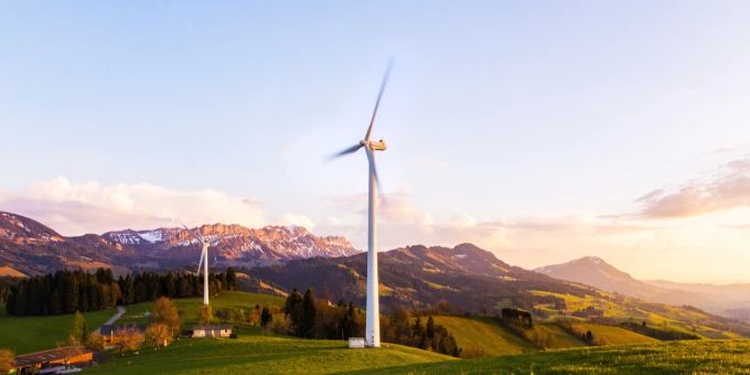 Der Kanton Luzern hat 22 mögliche Gebiete für Windkraftanlagen definiert. Turbine Windkraft Landschaft Berge Schnee Energie