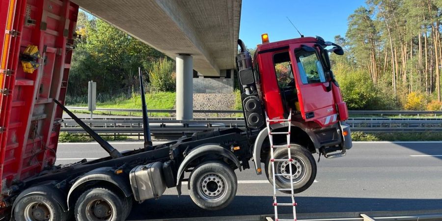 Der Laster auf der A 73 bei Strullendorf (Landkreis Bamberg) mit ausgefahrener Ladefläche.