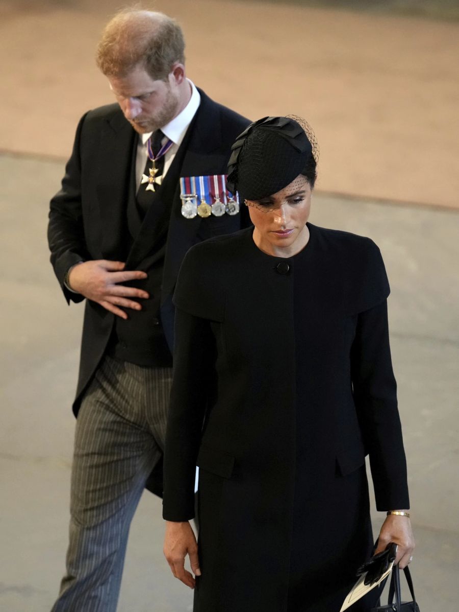 Prinz Harry und Meghan beim Gottesdienst für die Queen.