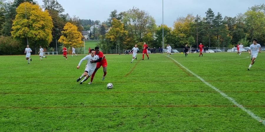 Spieler im Zweikampf auf dem Fussballfeld.