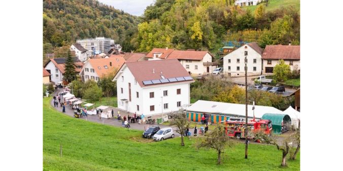 Mitten im Dorf reihen sich die Marktstände und Beizli auf.