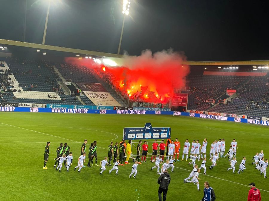 Auch die St.Galler zünden in der Swisspor Arena Pyros.