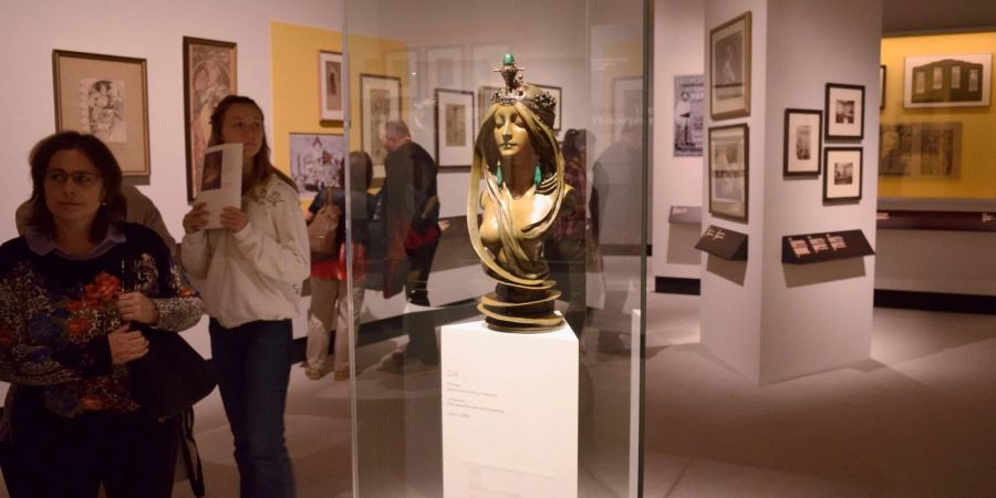 Die Mucha-Ausstellung zeichnet in sechs Etappen das Leben des Malers, Grafikers, Plakatkünstlers und Hobbyfotografen nach, der zu den prägenden Gestalten der Belle époque zählte. Sie ist bis zum 31.12.2022 verlängert worden.
