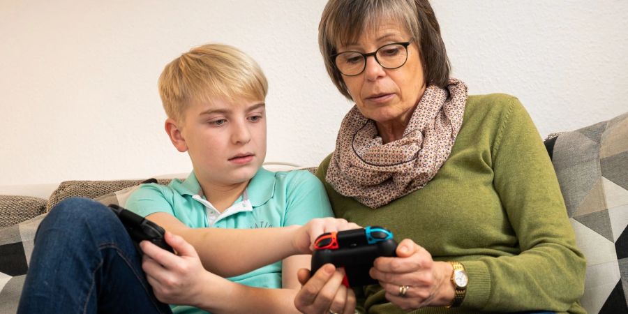 Die Jüngeren mit dem digitalen Know-How, die Älteren mit der Lebenserfahrung: Unterschiedliche Generationen können viel voneinander lernen.
