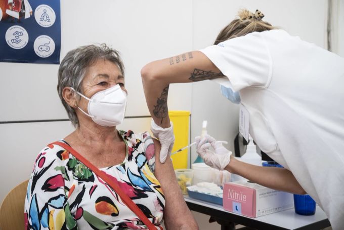Margarethe Birrer erhält die Impfung gegen das Coronavirus, am 11. Juli 2022 im Coronazentrum der Universität Zürich. Impfung Coronavirus Rentnerin