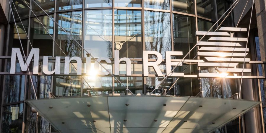 Das Logo und der Schriftzug der Munich RE am Haupteingang des Verwaltungsgebäudes im Münchner Stadtteil Schwabing.