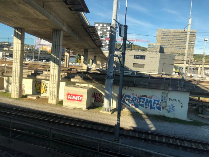 Das Denner-Logo in Altstetten ZH. Denner Graffiti