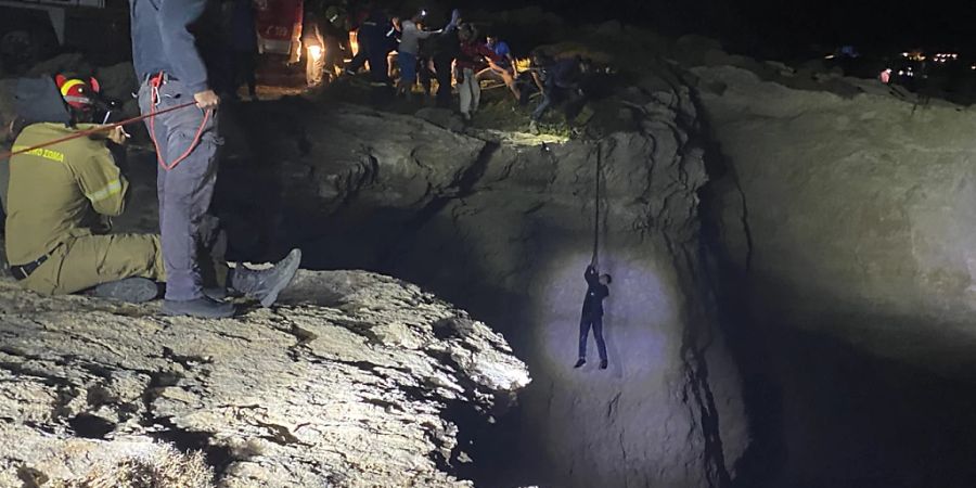 Auf der griechischen Insel Kythira müssen nach dem Untergang eines Segelbootes in der Nacht zu Donnerstag Menschen aus Seenot gerettet werden, dutzende Flüchtlinge werden vermisst. Über 100 Menschen sollen sich auf dem Boot befunden haben.