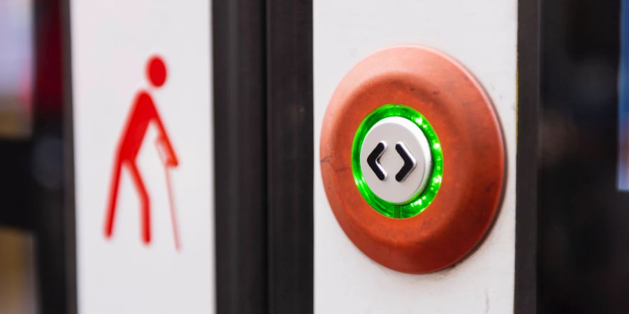 Bahn Tür Knopf / öV Schweiz. (Symbolbild)