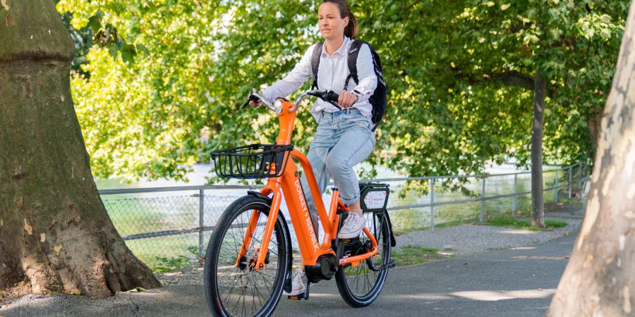 Eine Frau auf einem E-Bike.