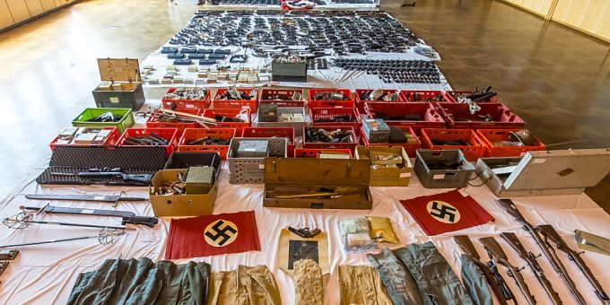 HANDOUT - Dieses vom Bundesministerium für Inneres in Österreich zur Verfügung gestellte Foto zeigt von den Sicherheitsbehörden sichergestellte Waffen, Munition und NS-Devotionalien. Foto: Unbekannt/BMI/APA/dpa - ACHTUNG: Nur zur redaktionellen Verwendung im Zusammenhang mit der aktuellen Berichterstattung und nur mit vollständiger Nennung des vorstehenden Credits HANDOUT - Dieses vom Bundesministerium für Inneres in Österreich zur Verfügung gestellte Foto zeigt von den Sicherheitsbehörden sichergestellte Waffen, Munition und NS-Devotionalien. Foto: Unbekannt/BMI/APA/dpa - ACHTUNG: Nur zur redaktionellen Verwendung im Zusammenhang mit der aktuellen Berichterstattung und nur mit vollständiger Nennung des vorstehenden Credits