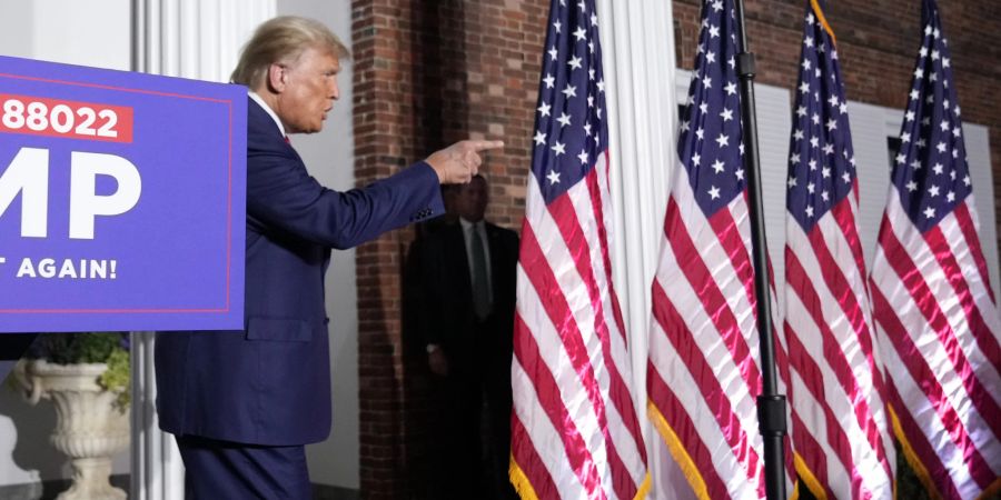 Ex-Präsident Donald Trump spricht nach der Verhandlung im Trump National Golf Club in Bedminster, New Jersey.