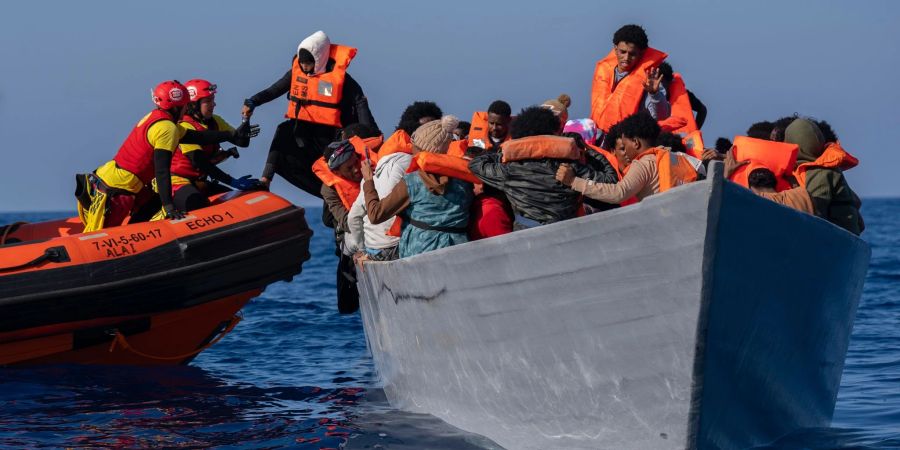 Helfer einer spanischen Nichtregierungsorganisation unterstützen auf dem Mittelmeer in Not geratene Menschen aus Eritrea, Libyen und dem Sudan.