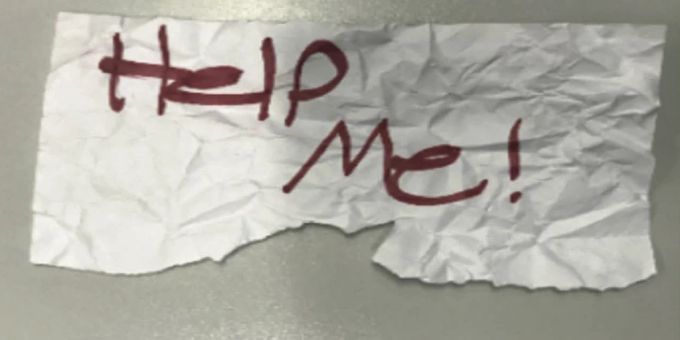 Ein Mädchen wurde mithilfe eines Zettels, auf dem «Help me!» stand, aus den Fängen eines Kidnappers gerettet. mädchen help me zettel