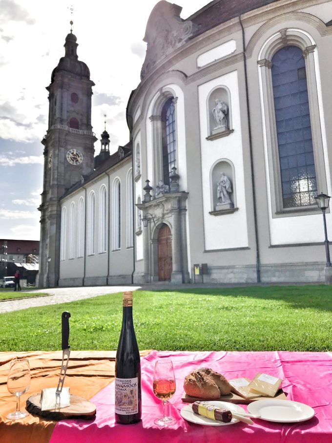 SmallNik auf dem Klosterplatz. Picknick decke