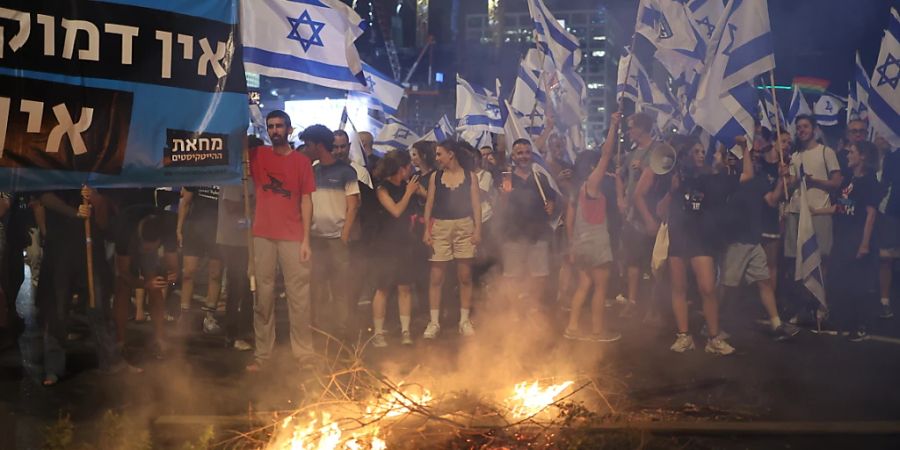 Israelische Demonstranten protestieren gegen die Regierung. Foto: Ilia Yefimovich/dpa