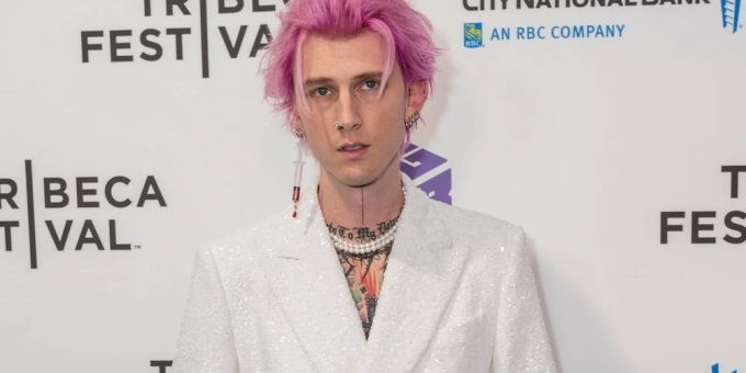 Mit einem spontanen Konzert hat Machine Gun Kelly Chaos in Madrid verursacht. Maschine Gun Kelly