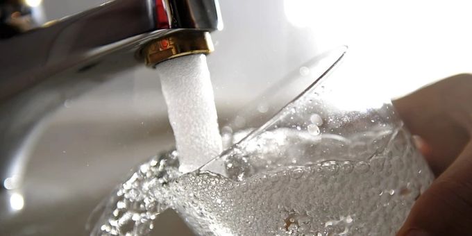 In den Ferienländern herrscht Wasserknappheit - aber nicht überall. Wasser Grüne Wasserknappheit