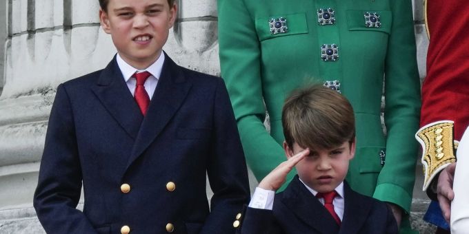 Prinz Louis (rechts) mit seinem grossen Bruder Prinz George auf dem Balkon des Buckingham-Palasts. prinz louis