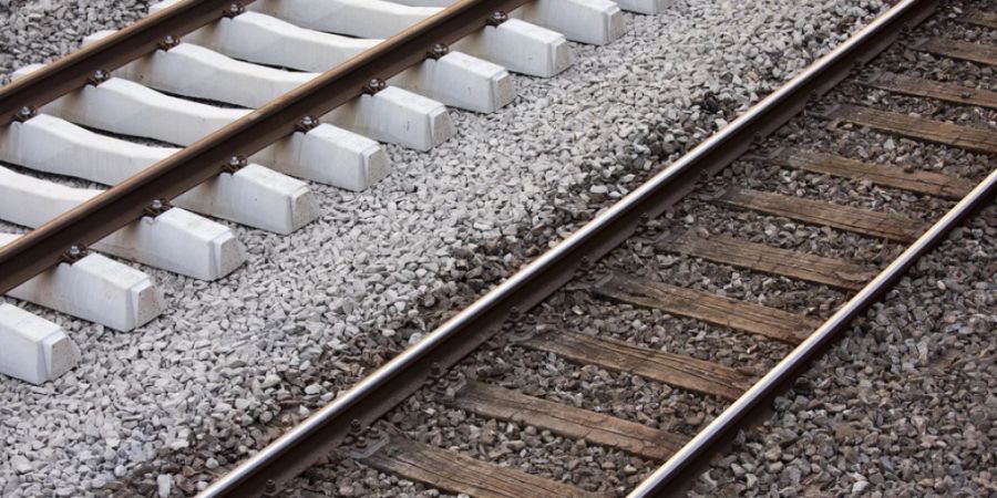 Laut dem Bundesamt für Verkehr garantiert die Montage von Solarpanels zwischen Gleisen keine ausreichende Kontrolle der Gleise mehr. (Symbolbild)