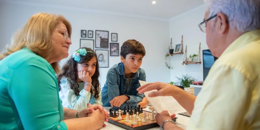 Familie spielt Schach